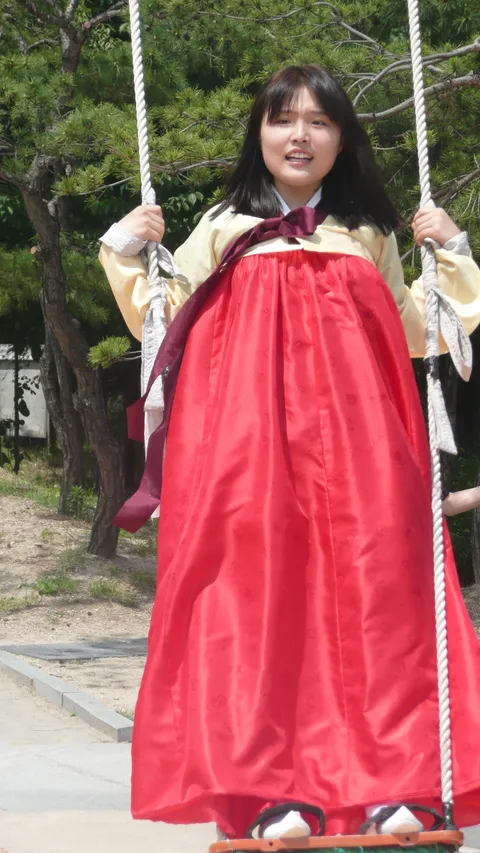 한복을 입고 그네를 타는 모습 — 2011년 자료사진